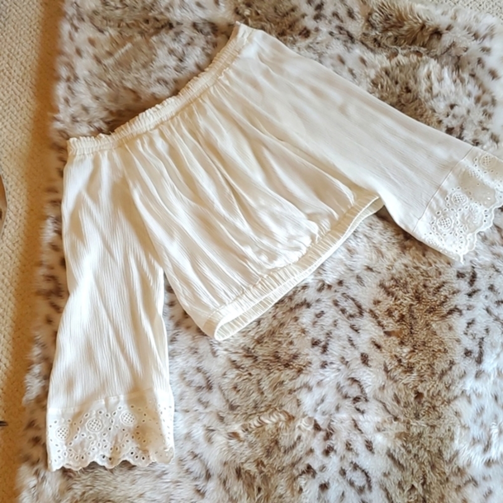 Cute Off the shoulder white crinkle gauze top, eyelet lace cuffs